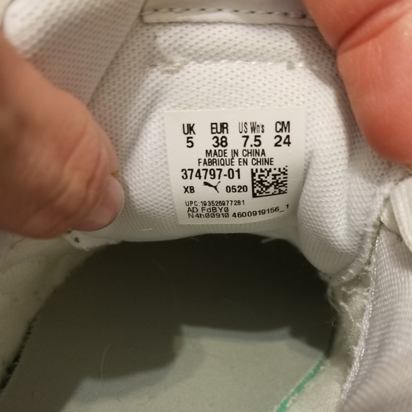 Womens size 7.5 white silver puma sneakers - Picture 8 of 8